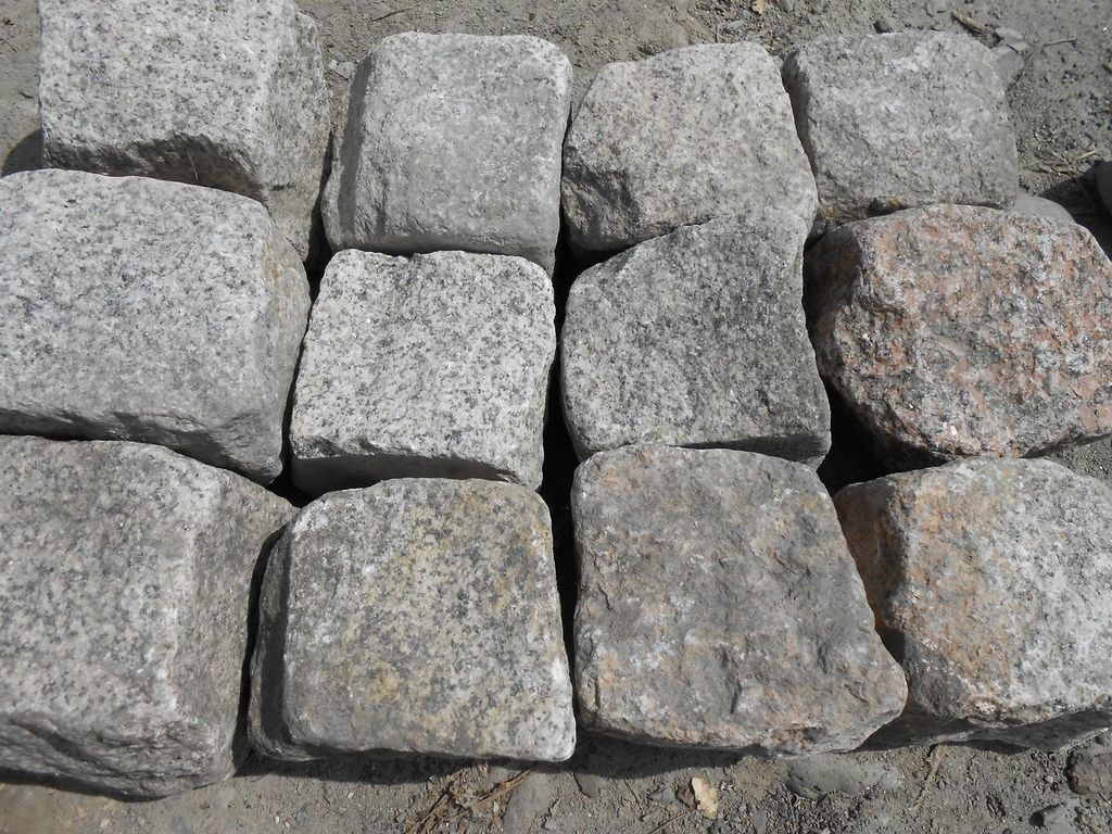 Тротуарный камень 10х10х10 (гранит колотый)