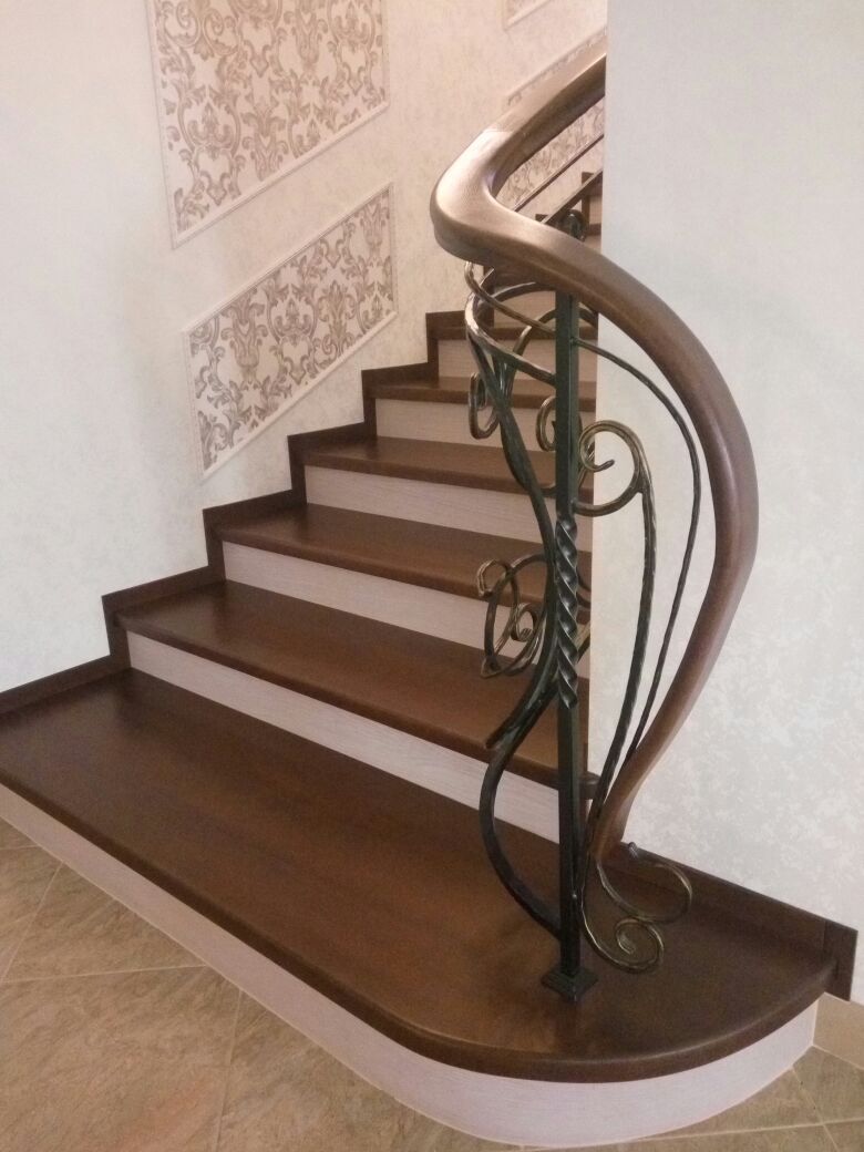 Изготовление лестницы из дерева с железными перилами для дома