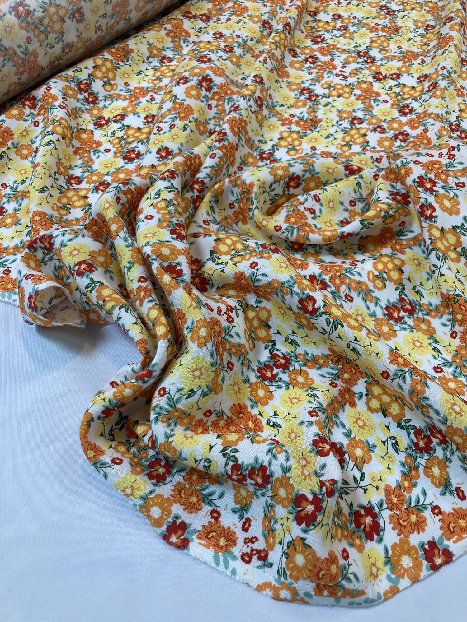 Ткань штапель с мелким оранжевым цветком на белом фоне