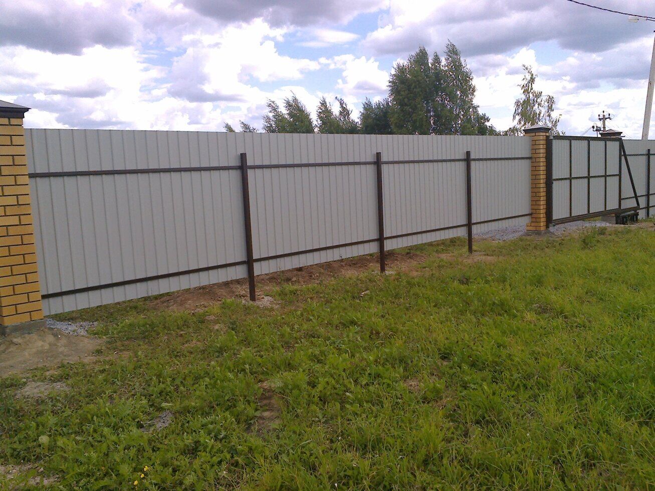 Забор с профнастилом «Загородный» Заборы, ограждения, еврозаборы Амарант